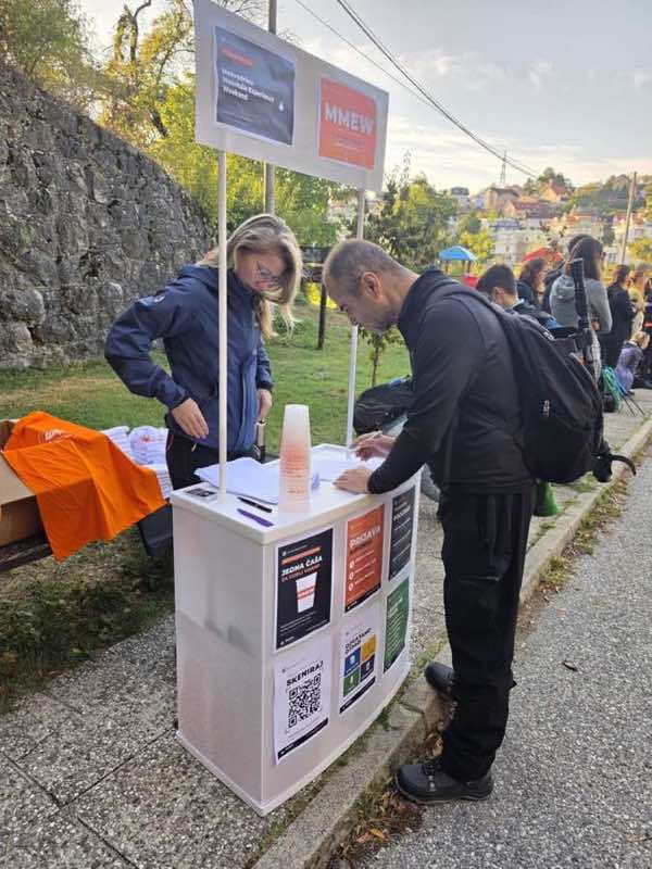 Prijava sudionika na štandu MMEW-a u Gračanskom Dolju, podjela majica, kapa i višekratnih čaša