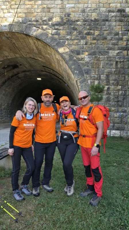 Vodiči i sudionici u majicama MMEW-a pred tunelom u Gračanskom Dolju
