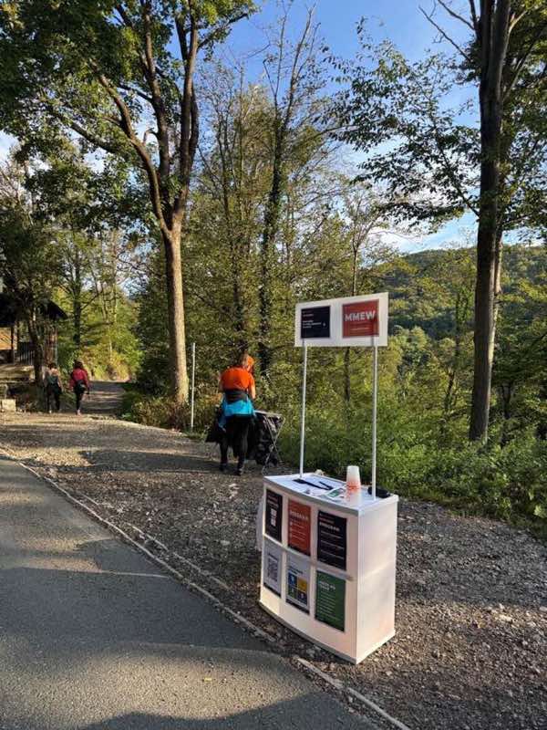 Štand s materijalima i potpisnim listama na Šestinskom lagviću